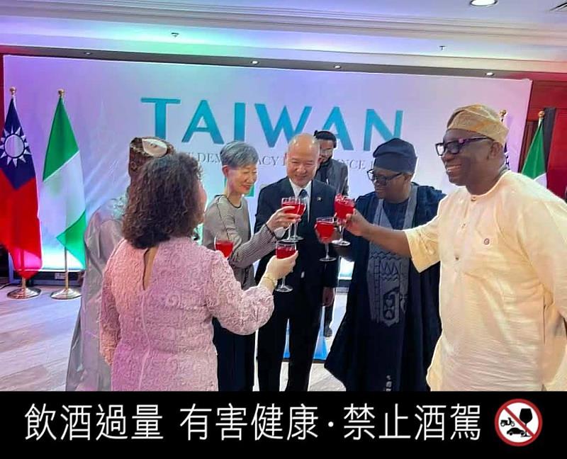 林代表夫婦(中)與貴賓舉杯同慶。